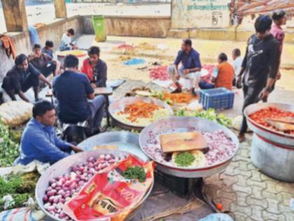 Someone is peeling garlic, someone is chopping onion; Successful preparations of the organizers of Maratha Kranti Morcha | कुणी लसूण सोलताेय, तर कुणी कांदा चिरतोय; मराठा क्रांती मोर्चाच्या संयोजकांची जय्यत तयारी