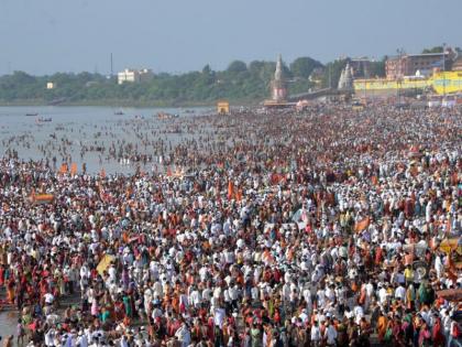 Ashadi Ekadashi! queue up to five kilometers for darshan; 15 lakh devotees entered Pandharpur | आषाढी सोहळा! दर्शनासाठी पाच किलोमीटरपर्यंत रांग; पंढरपुरात १५ लाख भाविक दाखल