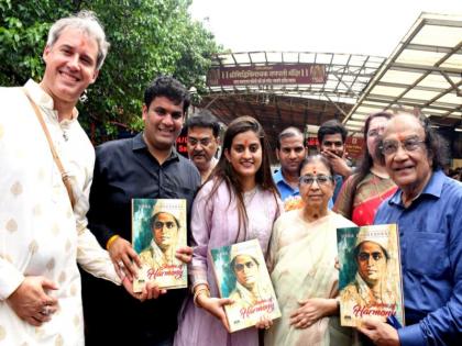 Unveiling of Usha Mangeshkar's coffee table book- 'Strokes of Harmony' | उषा मंगेशकर यांच्या कॉफी टेबल बुक- ‘स्ट्रोक्स ऑफ हार्मनी'चे अनावरण