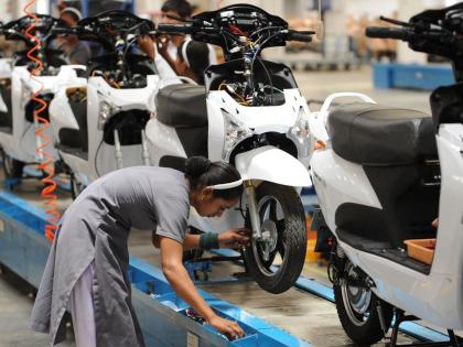 Scooter, Bike Price Hike: Scooter motorcycle prices rise overnight; Find out ... | Two Wheeler Price Hike: रातोरात वाढल्या स्कूटर, मोटारसायकलींच्या किंमती; जाणून घ्या...