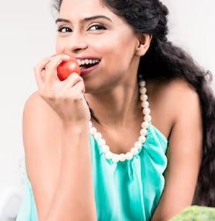 सफरचंदात लवंग खोचून खाण्याचा व्हायरल ट्रेण्ड! पित्त-डोकेदुखी कमी होण्याचा दावा, पण तो खरा की..