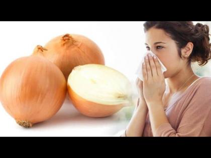 According to Ayurveda doctor onion and dahi raita can increase risk of acidity food poisoning and skin allergy | जेवताना कांदा खाण्याची योग्य पद्धत, चूक कराल तर शरीरात तयार होईल विष!