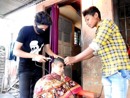 With the closure of the hairdressers, the trend of the village is at peak | केशकर्तनालये बंद असल्याने गावोगावी टक्कलचा ट्रेंड