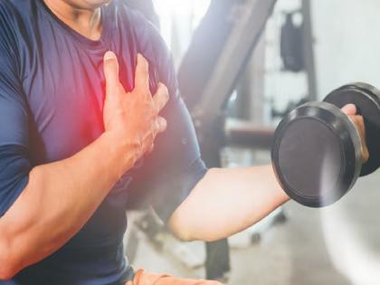 Shocking! 42-year-old man dies of heart attack while working out at gym  | धक्कादायक ! जीममध्ये वर्कआउट करताना हार्टअटॅक, ४२ वर्षीय व्यक्तीचा मृत्यू 