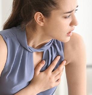 महिलांमध्ये उशिरा का दिसतात Heart Attack ची लक्षणे? पाहा पुरूषांपेक्षा किती वेगळे संकेत असतात