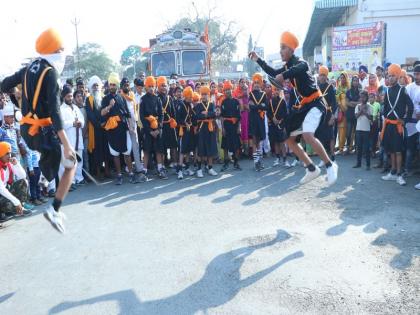 Heart beat by giant gymnasts in Jalgaon | जळगावात चित्तथरारक कसरतींनी चुकविला ह्रदयाचा ठोका, ‘महान गुरुमती समागम’ सोहळ्याचा नगर कीर्तनाने समारोप