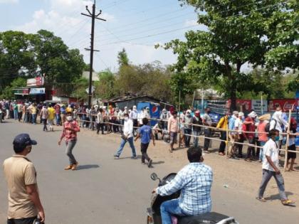 Big crowd for liquor in Nagpur: Streets are being filled with vendors | नागपुरात मद्यासाठी मोठी गर्दी : विक्रेत्यांचे भरले जात आहेत गल्ले