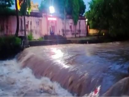 heavy rain in West Purandar A heavy burst of rain like a cloudburst | पश्चिम पुरंदरमध्ये वरूणराजाचा धुमाकुळ; ढगफुटीसदृश्य पावसाचा जोरदार तडाखा