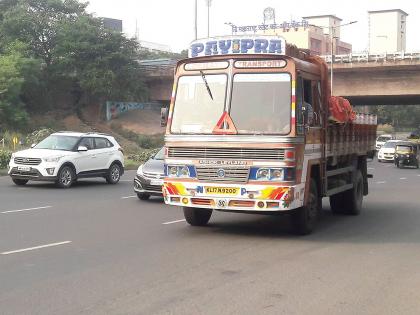 Heavy vehicle infiltration continues on Palm Beach Road | पाम बीच रोडवर अवजड वाहनांची घुसखोरी सुरूच; अपघाताची शक्यता