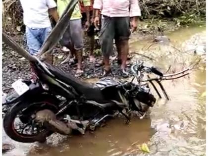 5 two-wheelers and 2 bicycles in the water flowing from 'Samrudhi'; Two bikes got a bicycle | 'समृद्धी'वरुन वाहनाऱ्या पाण्यात ५ दुचाकी २ सायकली गेल्या वाहून; दोन दुचाकी, एक सायकल मिळाली