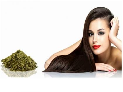 3 henna hair packs that can cure dandruff problem forever | केसातील कोंडा दूर करण्यासाठी मेहंदीचा असा करा वापर!