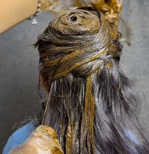 मेहेंदी लावूनही केसांना रंग येत नाही? 'या' खास ट्रिकने भिजवा मेहेंदी - येईल सुंदर रंग...