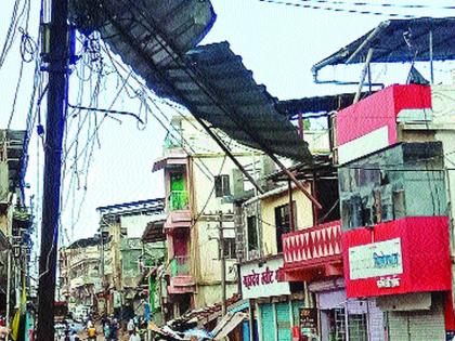 Letters stuck on power lines in Borlipanchatan market | बोर्र्लीपंचतन बाजारपेठेत वीजवाहक तारांवर अडकले पत्रे