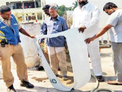 The door of a helicopter flying over 2500 feet on the roof of the house | अजब गजब ! घराच्या छतावर पडला 2500 फुटावर उडणा-या हेलिकॉप्टरचा दरवाजा 