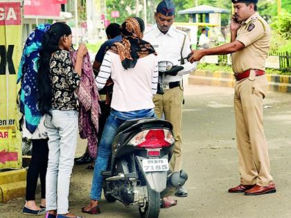 Action on bicyclists without helmets in Nagpur | नागपुरात विना हेल्मेटने दुचाकी चालविणाऱ्यांवर कारवाई