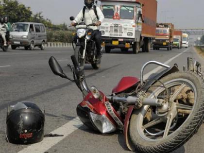 Container collides with two-wheeler on Mumbai-Pune National Highway; Having a helmet on the head saved lives | मुंबई-पुणे राष्ट्रीय महामार्गावर कंटेनरची दुचाकीला धडक; डोक्यावर हेल्मेट असल्याने वाचले प्राण