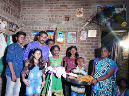 helping hand given to the family of the deceased farmer | विषबाधेतून मृत्यू झालेल्या शेतकºयाच्या कुटुंबाला दिला भावनिक आधार