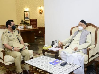 Commissioner of Police, mumbai Hemant Nagrale met Governor Bhagat Singh Koshyari at Raj Bhavan | Hemant Nagrale: मुंबईचे नवे पोलीस आयुक्त हेमंत नगराळे राज्यपालांच्या भेटीला; चर्चांना उधाण