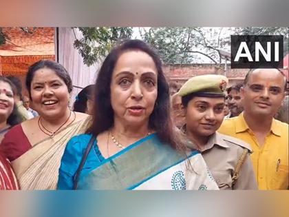 hema malini reacts when asked about speculation kangana ranaut could contest elections from mathura rakhi sawant | "जनता उद्या राखी सावंतलाही खासदार बनवेल", कंगनाच्या उमेदवारीच्या प्रश्नावर हेमा मालिनींचा टोला