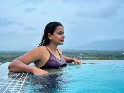 hemangi kavi enjoying vacation with husband actress shared swimming pool photoshoot | हेमांगीचा हॉट अंदाज; बिकिनी परिधान करुन फोटोसाठी दिल्या भन्नाट पोझ