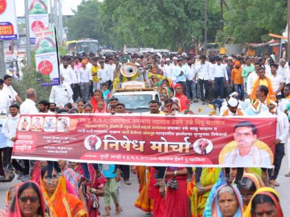 'Give justice to the Hendage family, arrest the absconding organization director'; Ukhalad villagers march in Parbhani | 'हेंडगे कुटुंबाला न्याय द्या, फरार संस्थाचालकाला अटक करा'; उखळद ग्रामस्थांचा परभणीत मोर्चा 'Give justice to the Hendage family, arrest the absconding organization director'; Ukhalad villagers march in Parbhani | 'हेंडगे कुटुंबाला न्याय द्या, फरार संस्थाचालकाला अटक करा'; उखळद ग्रामस्थांचा परभणीत मोर्चा