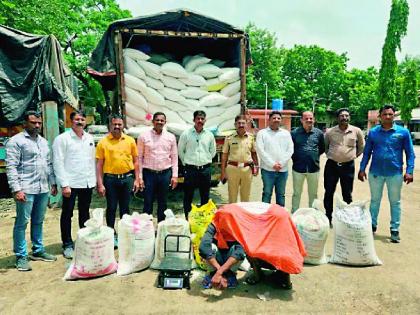 Smuggling of 15 lakhs worth of ration rice; Driver with truck, cleaner in custody | रेशनच्या १५ लाखांच्या तांदळाची तस्करी; ट्रकसह चालक, क्लिनर ताब्यात