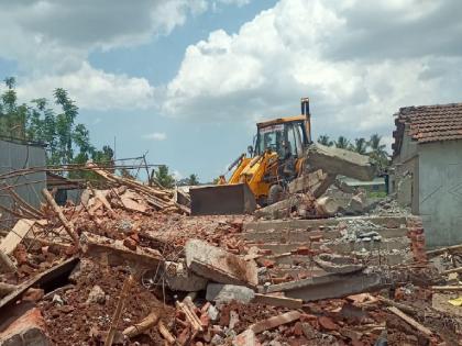 A residential construction was razed to the ground thinking it was a place of worship, Tension in Herle village of Kolhapur | वादग्रस्त प्रार्थनास्थळ जमीनदोस्त, कोल्हापुरातील हेरले गावाला पोलिस छावणीचे स्वरुप