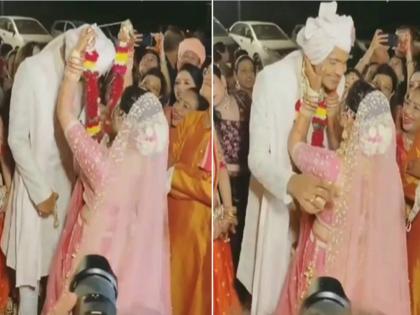 The bridegroom kissed the bride in front of everyone while entering, the people kept looking | बाबो! नवऱ्याने एंट्री करतचा नवरीला सर्वांसमोर केले किस, बघतच राहिले वऱ्हाडी