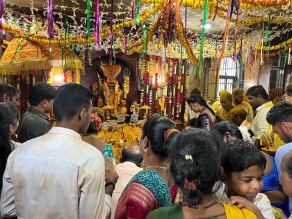 Koli brothers from Raigad, Thane, Versova and Mumbai thronged the temple to have darshan of Khanderaya. | वरसोलीच्या प्रतिजेजुरीत सदानंदाचा यळकोट