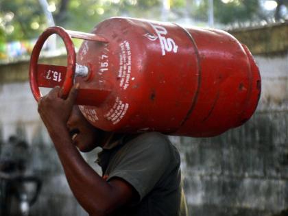 LPG Price: Gas cylinder rate increased by 50 rupees from oil companies | LPG rate: गॅस सिलिंडरच्या दरात मोठी वाढ; गोड बोलून तेल कंपन्यांनी खिसा कापला