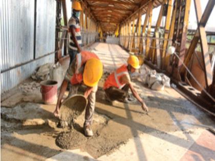 The repair of the skywalk got the moment | स्कायवॉकच्या डागडुजीला मिळाला मुहूर्त; तुटलेल्या लाद्यांच्या ठिकाणी सिमेंटचा मुलामा