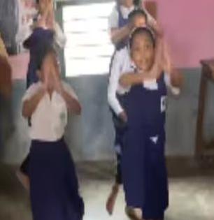 १ नंबर! विद्यार्थ्यांसोबत मास्तरांनीही धरला ठेका; धमाकेदार डान्स- पाहा व्हायरल Video