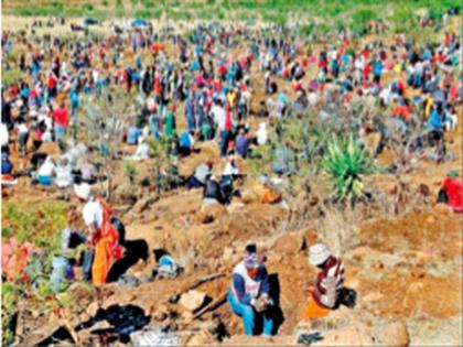 village destroy in search of 'diamonds'! | हाव काही सुटली नाही; ‘हिऱ्यां’च्या शोधात गाव केलं जमीनदोस्त!