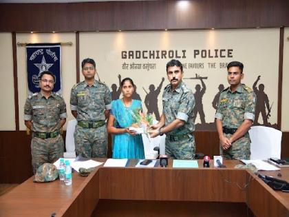 Naxalite Rajni with a reward of 11 lakhs surrenders before Gadchiroli police | ११ लाखांचे बक्षीस असलेल्या नक्षलवादी रजनीचे गडचिरोली पोलिसांसमोर आत्मसमर्पण