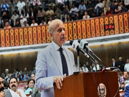 I will sell clothes and give people cheap wheat flour; Statement by the Prime Minister of Pakistan Shahbaj Sharif | मी कपडे विकून लोकांना स्वस्तात गव्हाचे पीठ देईन; पाकचे पंतप्रधान शरीफ यांचे वक्तव्य