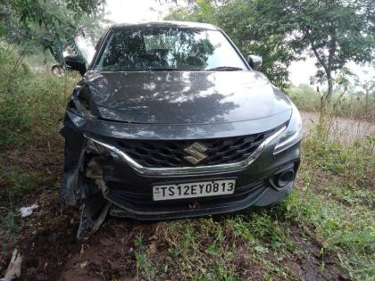 An accident occurred when a speeding car going to Kurha Kakoda hit a tree. | भरधाव कार झाडावर आदळली, जीवीतहानी नाही; एक जण किरकोळ जखमी