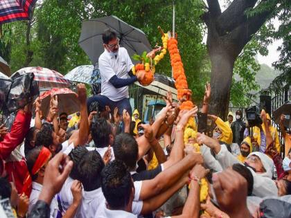 MNS celebrated Dahihandi in many places in the state pdc | सरकारी बंदी झुगारत मनसे, भाजपाने पोलिसांदेखतच प्रतीकात्मक फोडली दहीहंडी