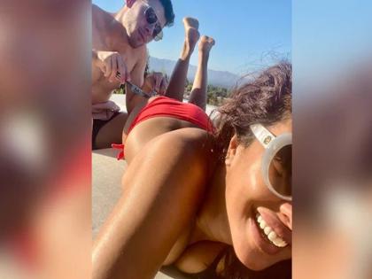 actress Priyanka Chopra share a photo with husband and singer Nick Jonas | भारतातून गेलीस अन्....; प्रियांका चोप्राने निकसोबतचा 'तो' फोटो पोस्ट केला अन् सोशल मीडियावर झाली ट्रोल