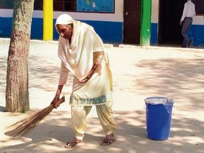 AAP MLA Labh Singh Ugoke's mother Baldev Kaur will continue her job as a cleaner in a government school. | 'आप'च्या आमदाराची आई शाळेत स्वच्छता कर्मचारी; २२ वर्षांपासून करत आहे प्रामाणिक काम