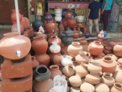 Does anyone take earthen pots, cookers, stoves? | कोणी मातीचे मडके, रांजण, चुली घेता का?