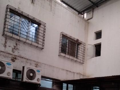 Worker dies after falling from hospital building | रुग्णालयाच्या इमारतीवरून पडून कामगाराचा मृत्यू; पत्रा फुटल्याने घडली घटना