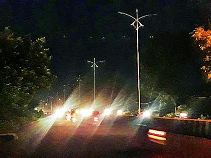 National Highway in the dark: The road was light, but the light shone | राष्ट्रीय महामार्ग अंधारात : पथदिवे लागले, मात्र उजेड पडेणा