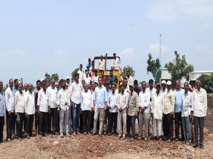 Farmers stopped road work on Nagpur-Ratnagiri highway in Kolhapur | नागपूर-रत्नागिरी महामार्गावरील रस्ते काम कोल्हापुरात शेतकऱ्यांनी रोखले, तासभर ठिय्या 