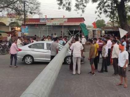 50-foot highmast crashes into car; District Superintendent of Agriculture briefly defended | ५० फुटाचा हायमास्ट कारवर कोसळला; जिल्हा अधीक्षक कृषी अधिकारी थोडक्यात बचावले