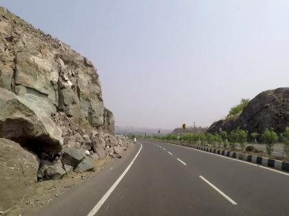 Bike rider robbed on Pune Nashik highway; 1 lakh was taken by beating and threatening with a gun | पुणे-नाशिक महामार्गावर दुचाकी चालकास लुटले; मारहाण करत बंदुकीचा धाक दाखवून १ लाख घेतले