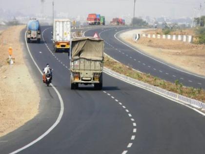 Die on the spot after the wheel of the tempo ran over his head Second injured incident on Pune Solapur highway | टेम्पोचे चाक डोक्यावरून गेल्याने जागीच मृत्यू; दुसरा जखमी, पुणे सोलापूर महामार्गावरील घटना