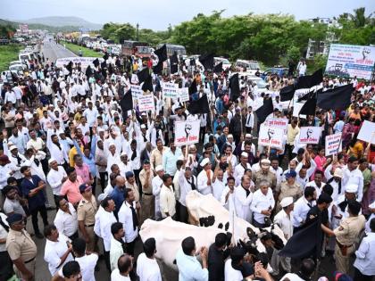 Ring road will not be allowed Thousands of villagers blocked the Pune Satara highway with their animals | रिंगरोड होऊच देणार नाही; हजारो ग्रामस्थांनी जनावरांसह रोखला पुणे- सातारा महामार्ग