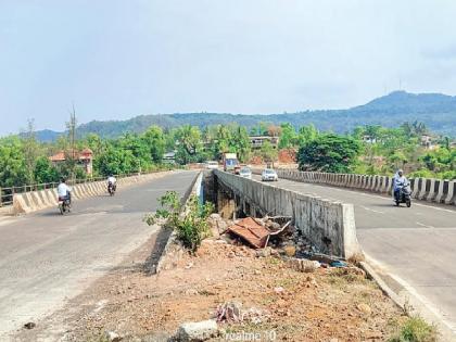 The Jagbudi River was formed along with the old black spot of Bhoste Ghat in Khed taluka | Ratnagiri: महामार्ग चौपदरीकरणातील चुकांमुळे अपघात वाढले, खेड तालुक्यात नवे ब्लॅक स्पॉट तयार झाले The Jagbudi River was formed along with the old black spot of Bhoste Ghat in Khed taluka | Ratnagiri: महामार्ग चौपदरीकरणातील चुकांमुळे अपघात वाढले, खेड तालुक्यात नवे ब्लॅक स्पॉट तयार झाले