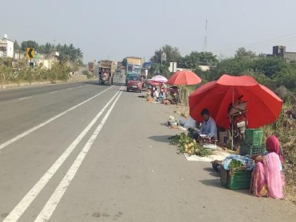 Satara: काळजला महामार्गाच्या कडेलाच भरते मंडई, सहापदरीकरणामुळे वाहनांचा वेग वाढल्याने अपघाताची भीती Satara: काळजला महामार्गाच्या कडेलाच भरते मंडई, सहापदरीकरणामुळे वाहनांचा वेग वाढल्याने अपघाताची भीती