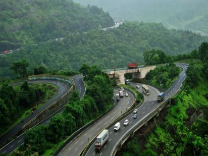Driver dies after jumping out of tempo due to loss of control; Incident on Mumbai-Pune old highway | टेम्पोचे नियंत्रण सुटल्याने बाहेर उडी मारताना चालकाचा चाकाखाली येऊन मृत्यू; मुंबई-पुणे जुन्या महामार्गावरील घटना Driver dies after jumping out of tempo due to loss of control; Incident on Mumbai-Pune old highway | टेम्पोचे नियंत्रण सुटल्याने बाहेर उडी मारताना चालकाचा चाकाखाली येऊन मृत्यू; मुंबई-पुणे जुन्या महामार्गावरील घटना